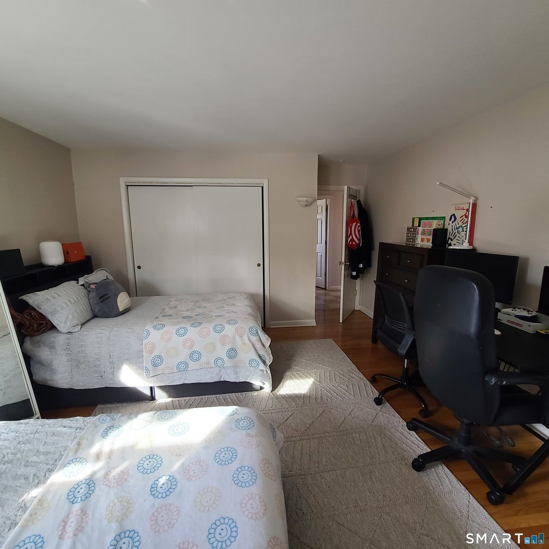 14 Fleetwood Park Photo 10