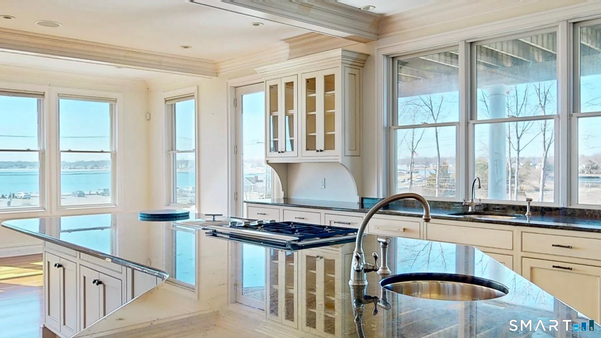 590 Gulf Street Photo 7