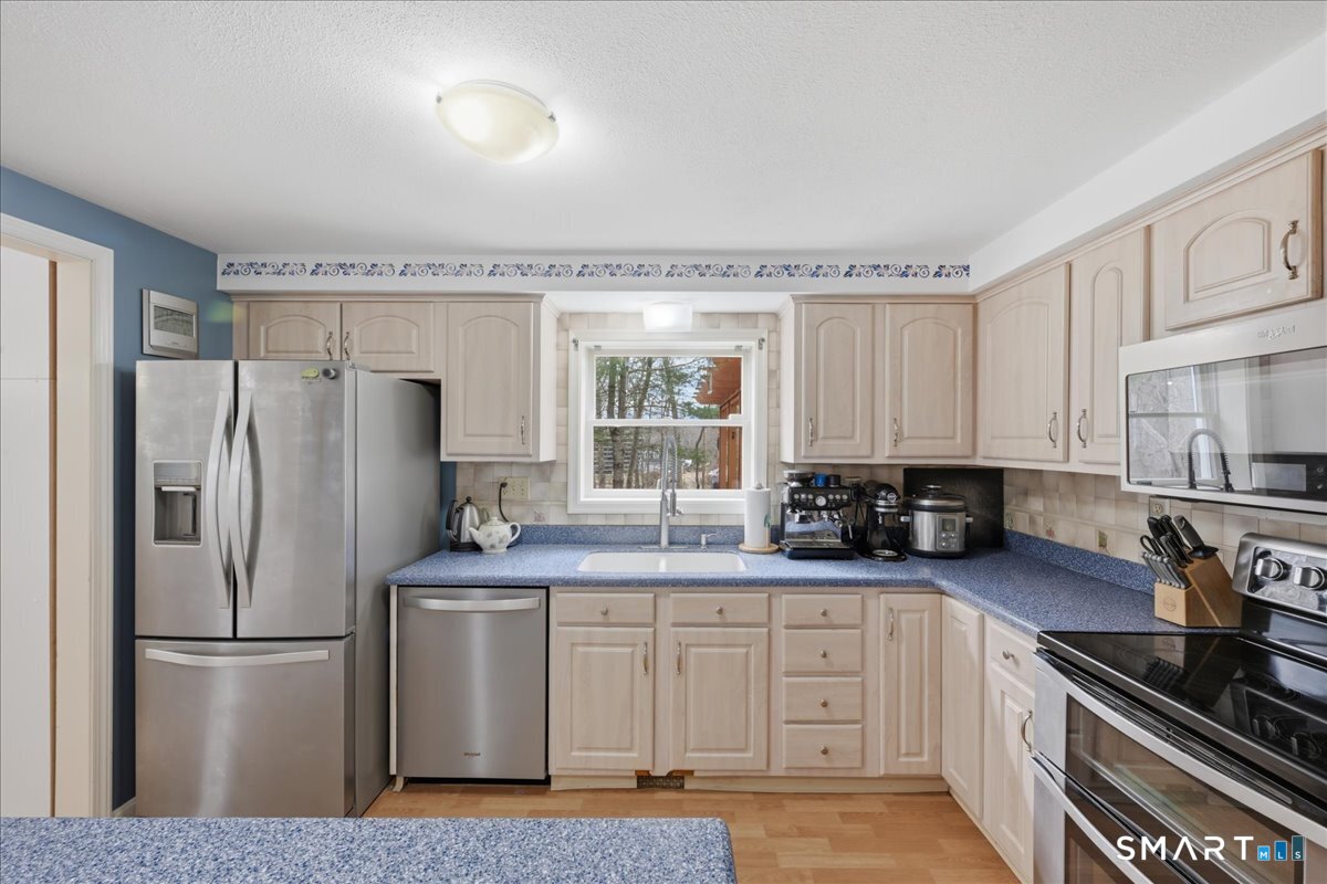 393 Forsyth Road Photo 3