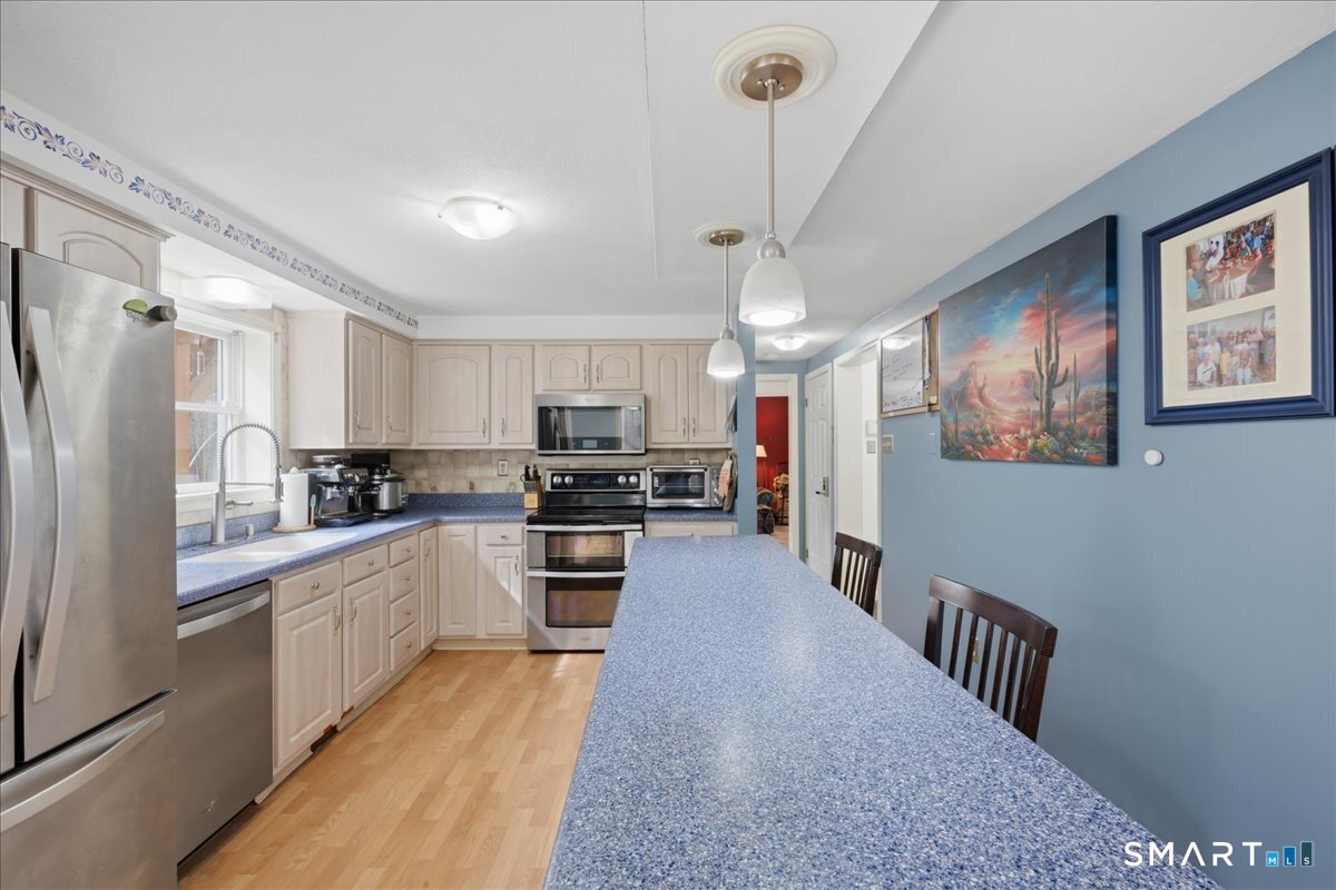 393 Forsyth Road Photo 4