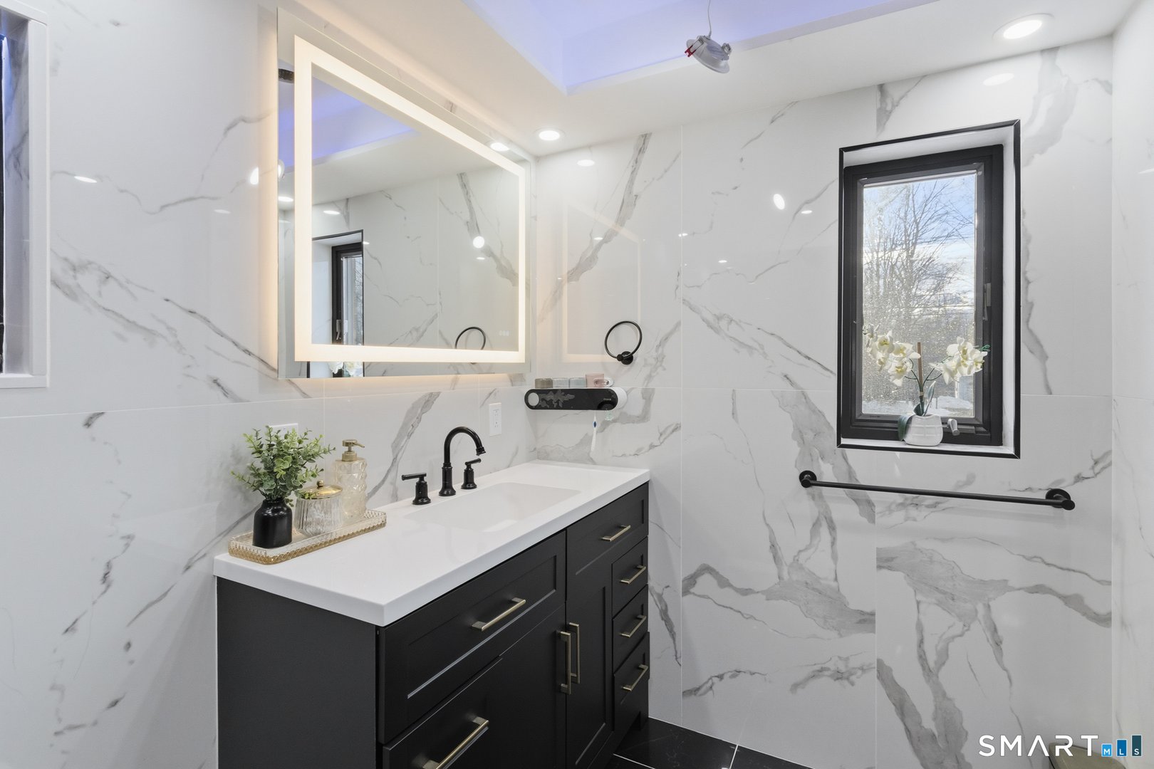 589 Racebrook Road Photo 3