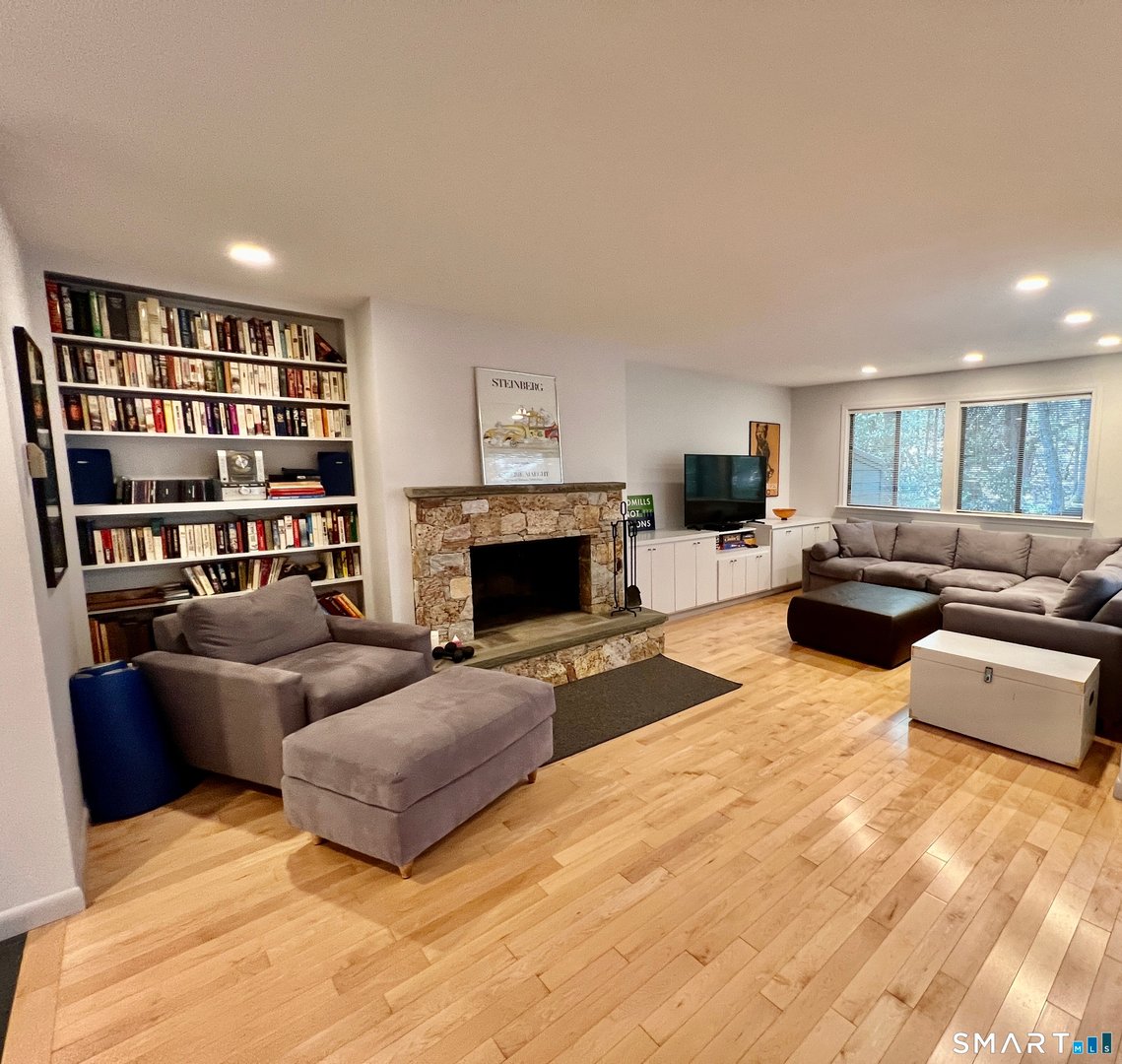 330 Ledge Drive Photo 2