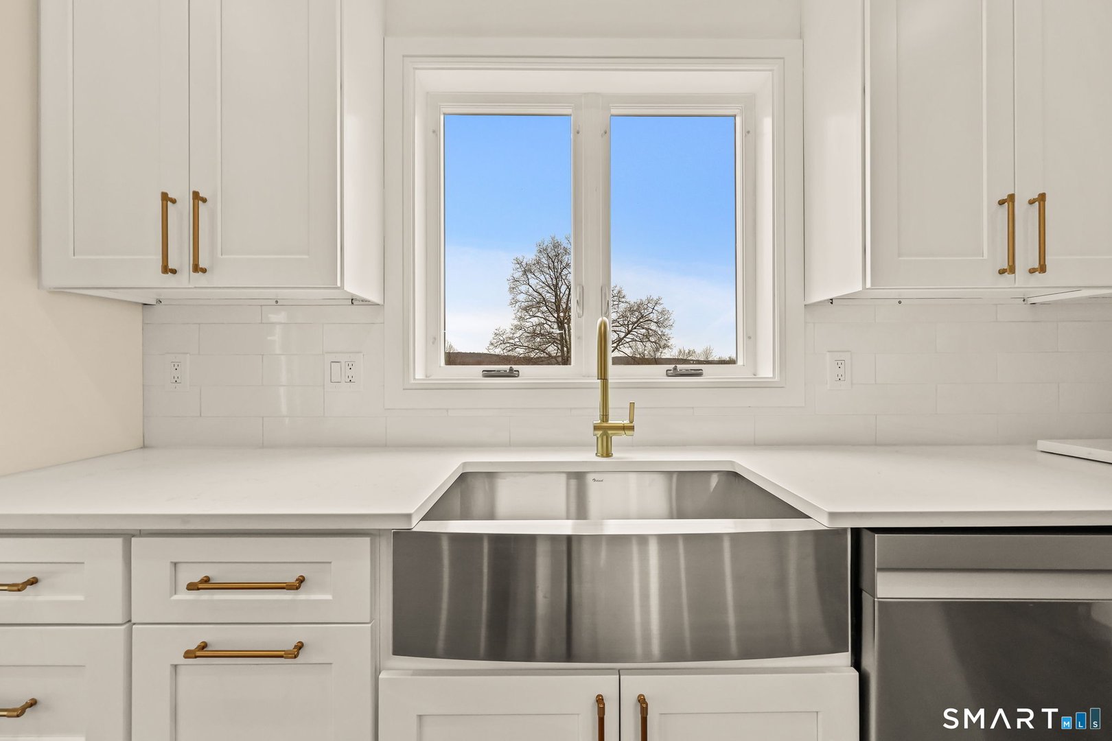 41 Crown View Drive Photo 6