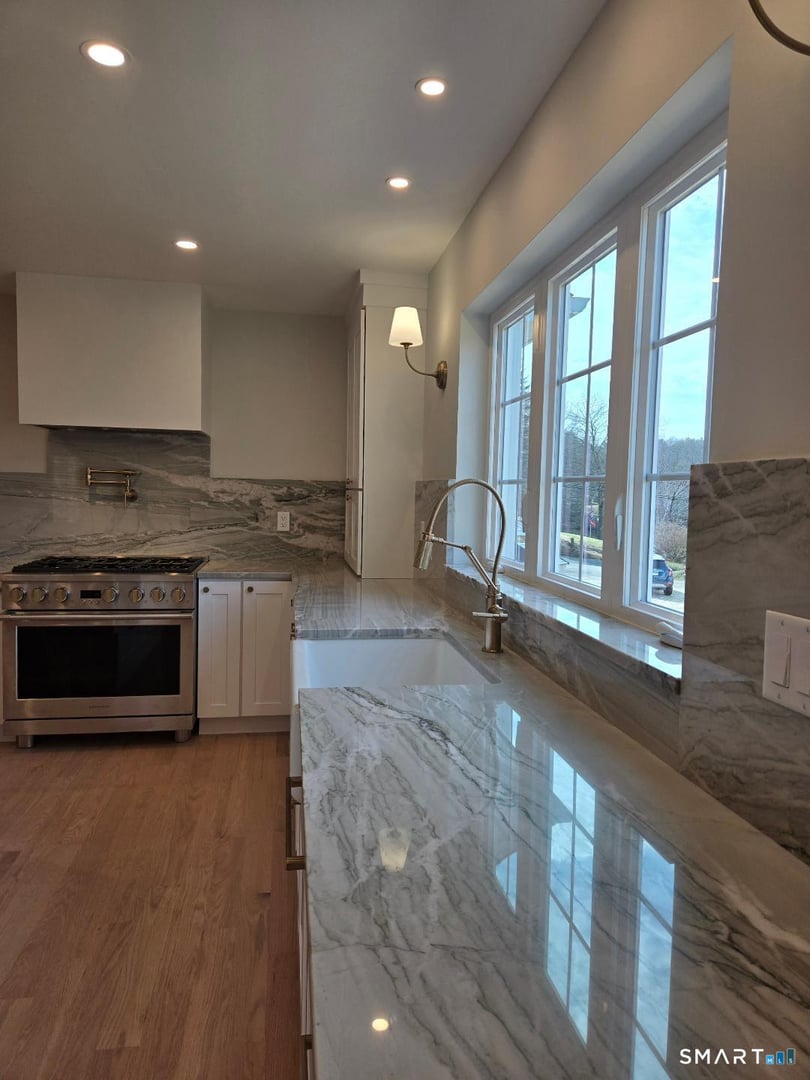 152 Davis Road Photo 9