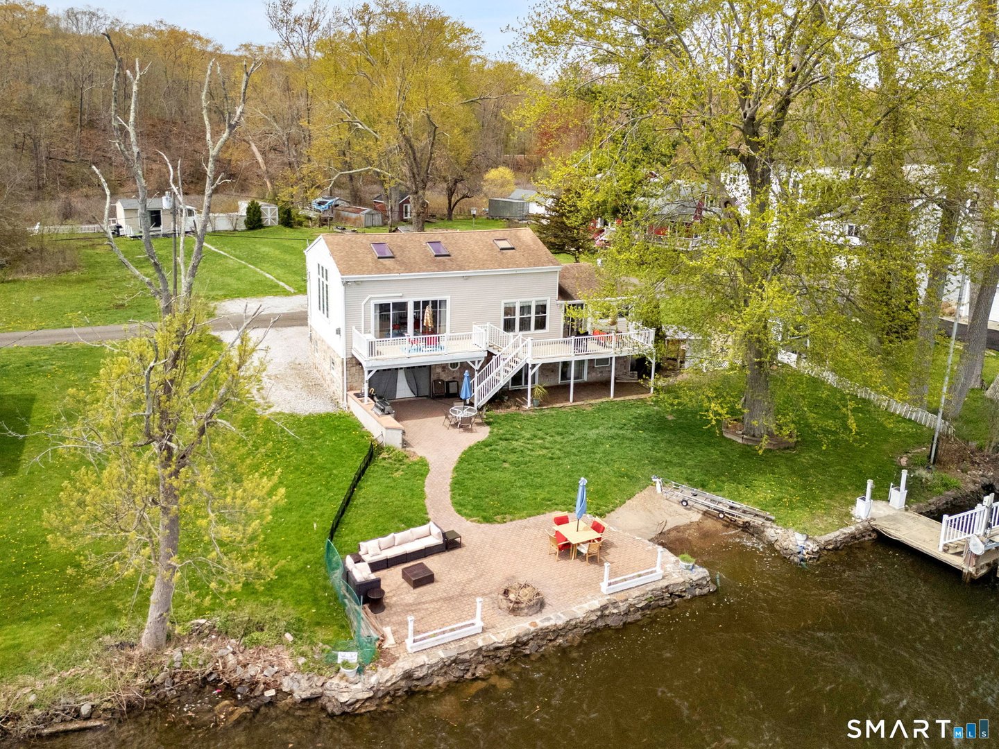 84 Little Meadow Road Photo 6