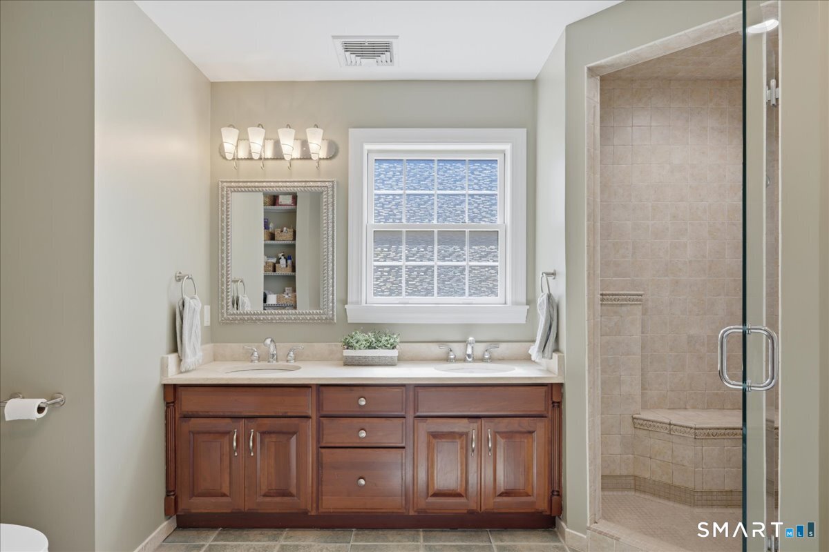 57 Forsyth Road Photo 21