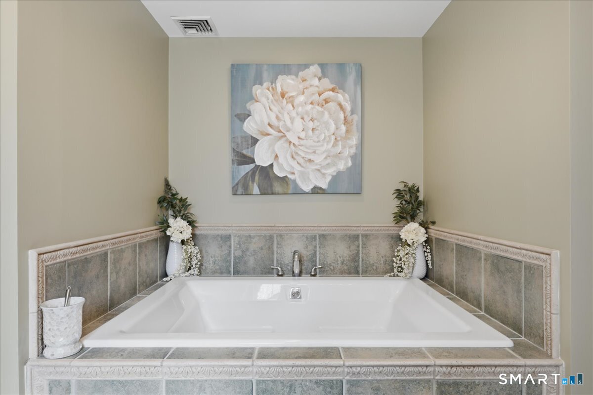 57 Forsyth Road Photo 23