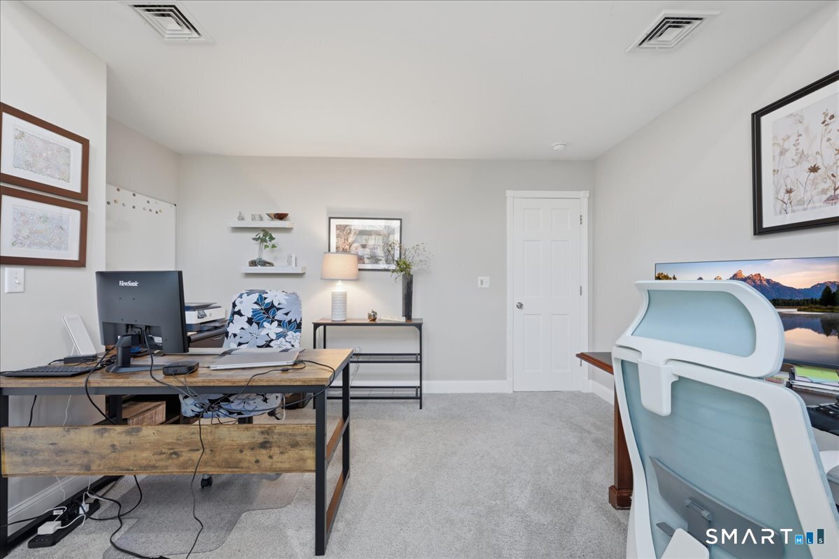 57 Forsyth Road Photo 33