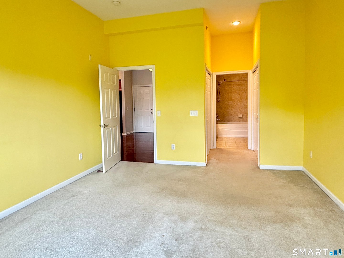 1 King Philip Drive  #405 Photo 12