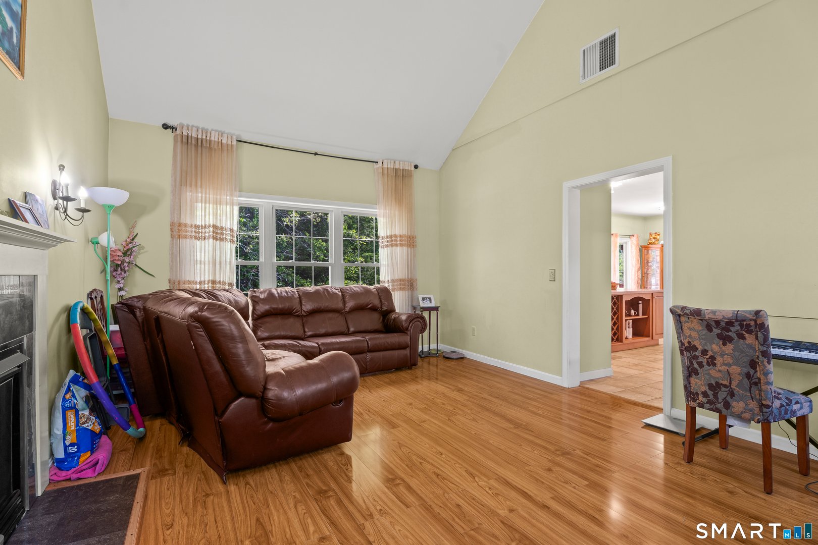 52 Middle Road Photo 8