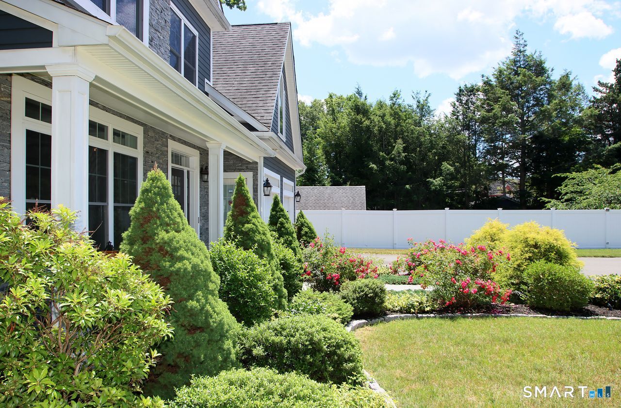 2095 Whitney Avenue Photo 2