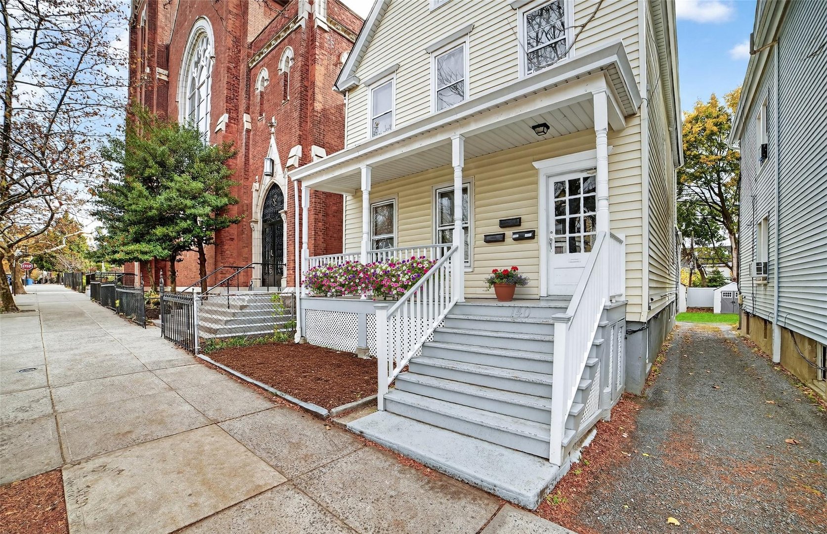 140 Beekman Avenue Photo 2