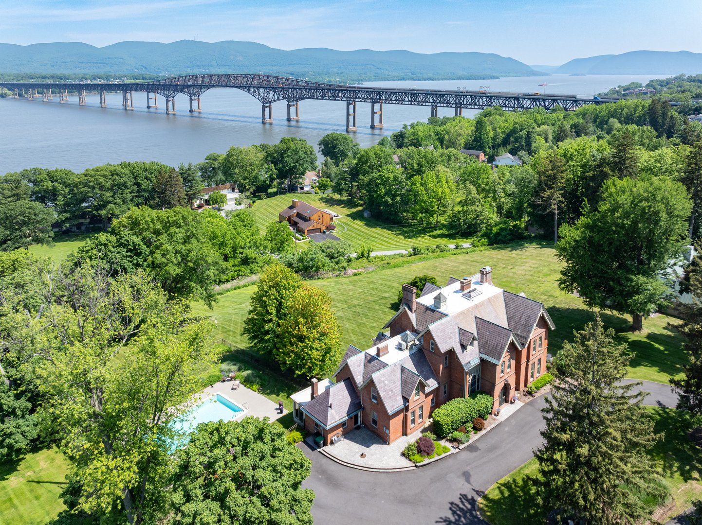 560 Grand Avenue Photo 3