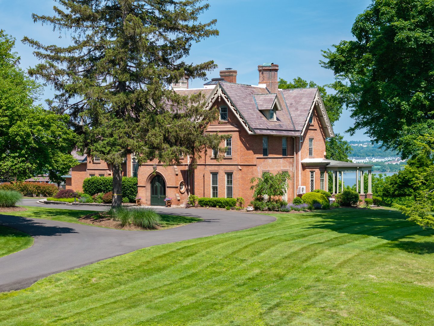 560 Grand Avenue Photo 1