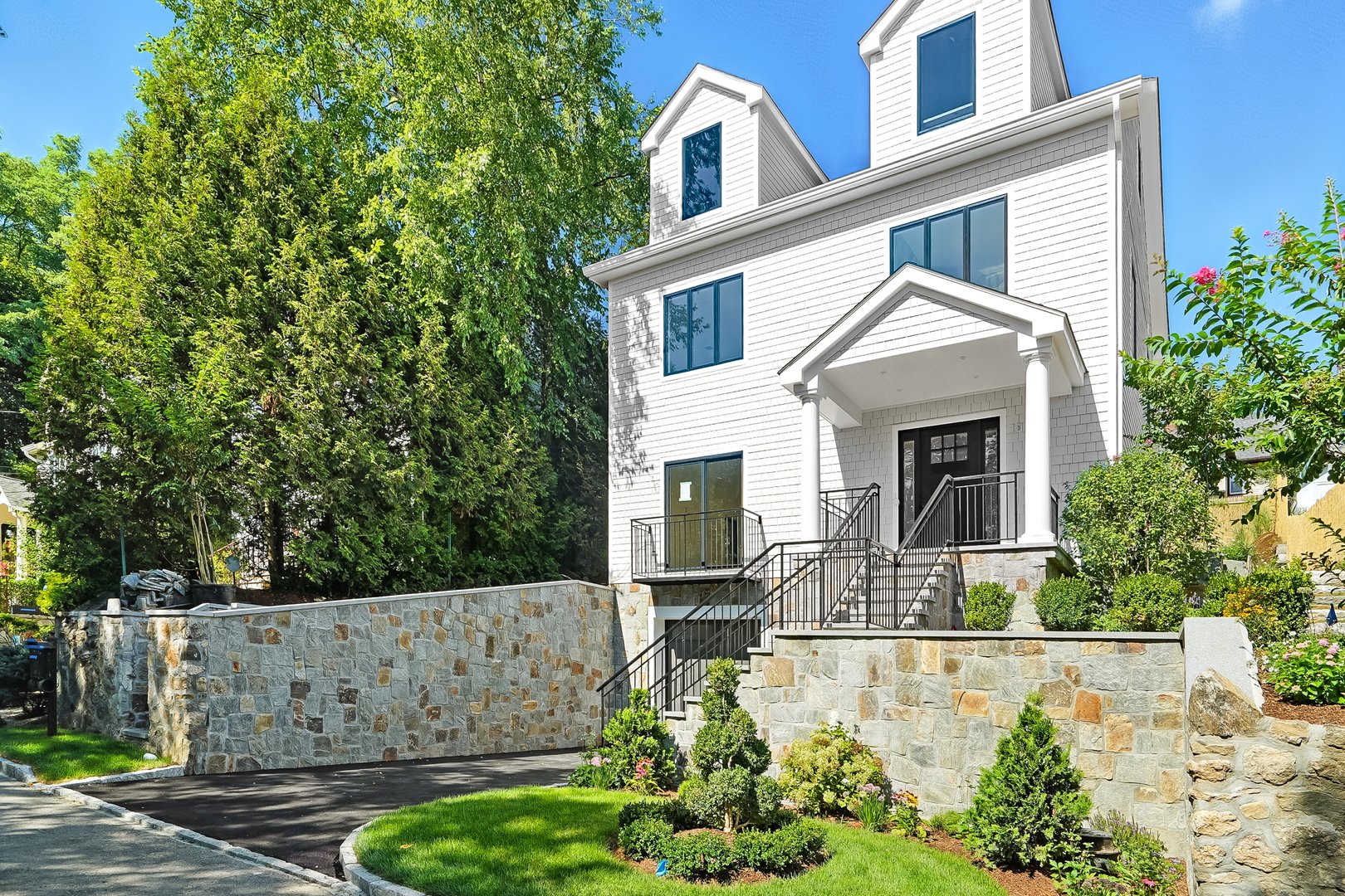 64 1/2 Exchange Place Photo 4