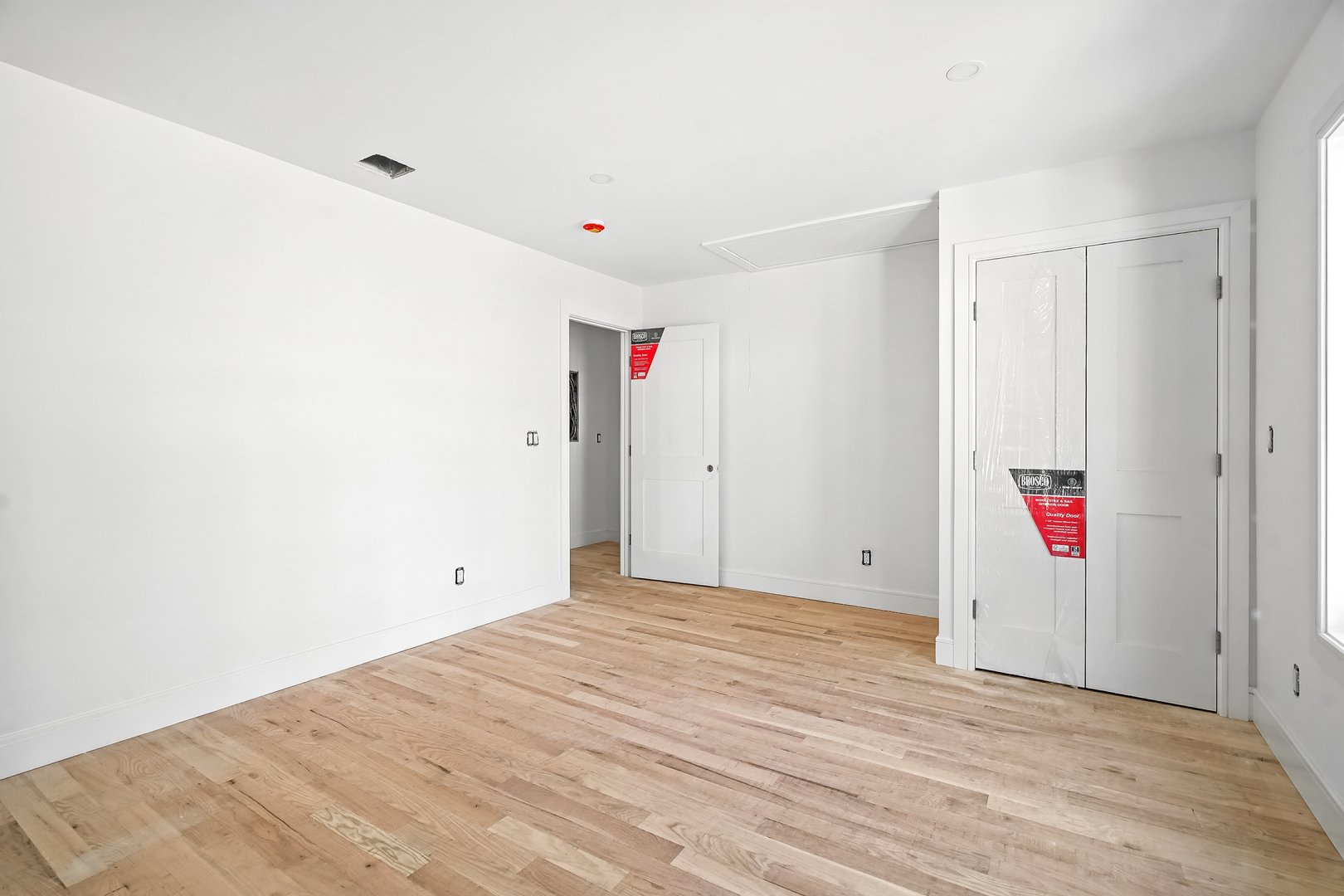 64 1/2 Exchange Place Photo 20