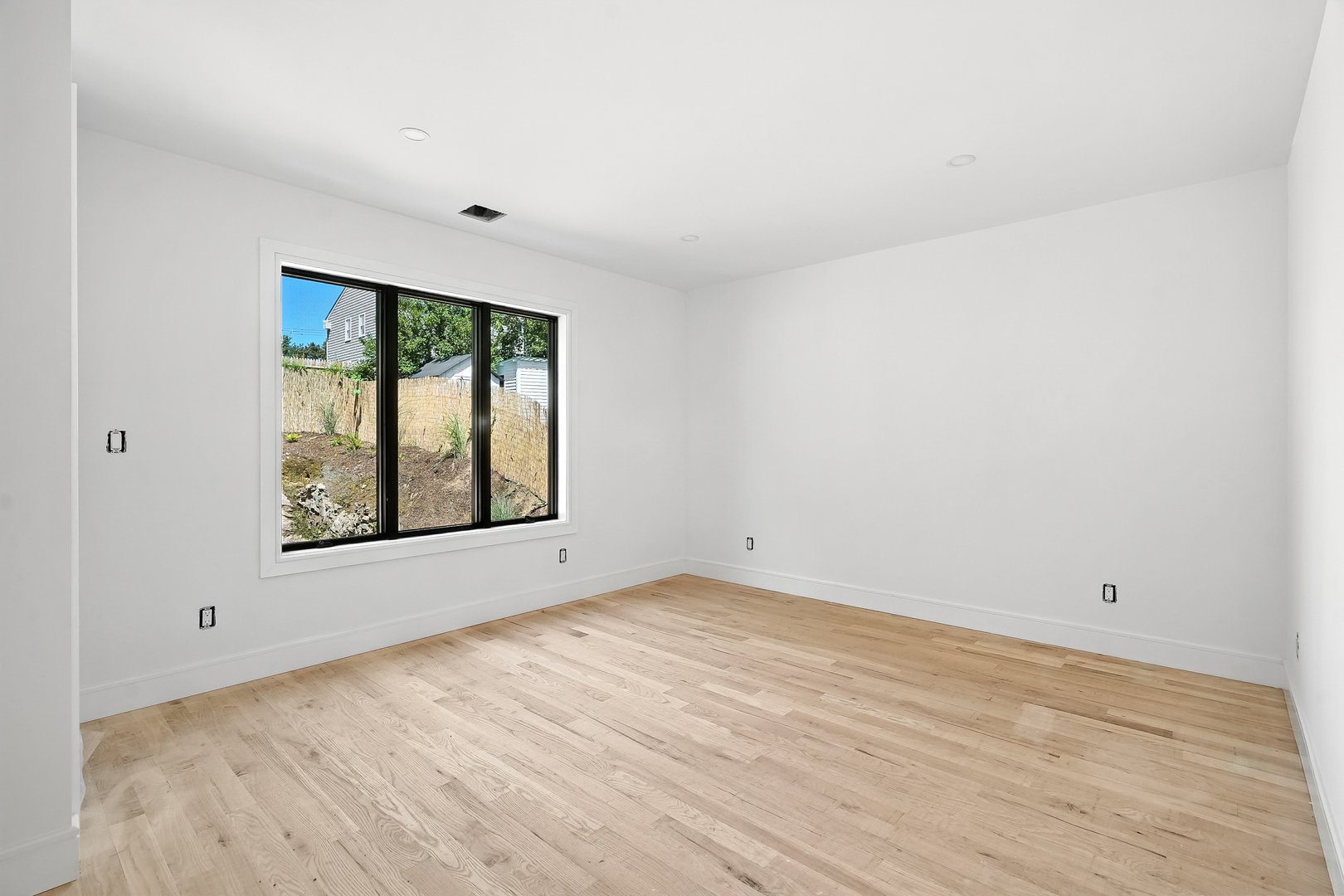 64 1/2 Exchange Place Photo 18