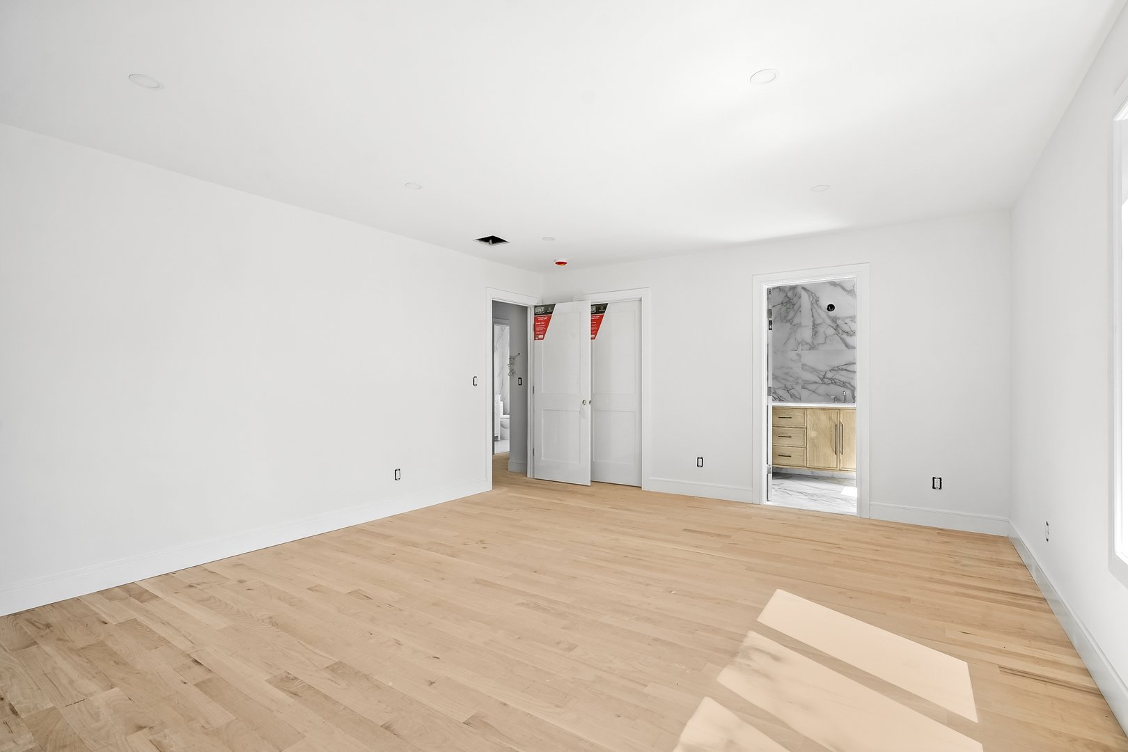 64 1/2 Exchange Place Photo 12