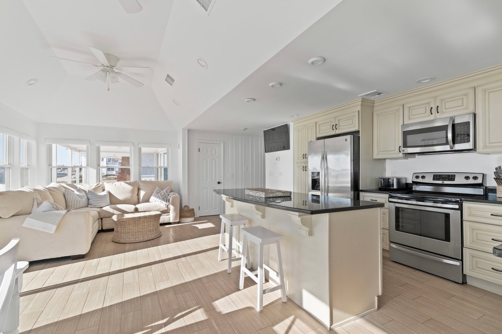 8 Belaire Manor Photo 15