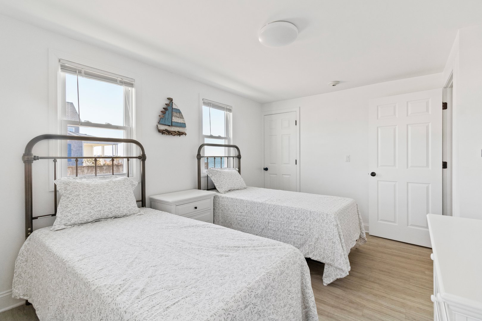 8 Belaire Manor Photo 28