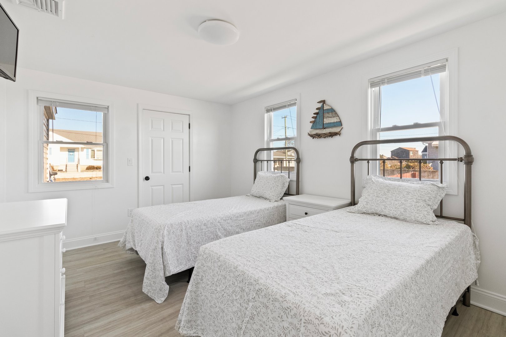 8 Belaire Manor Photo 29