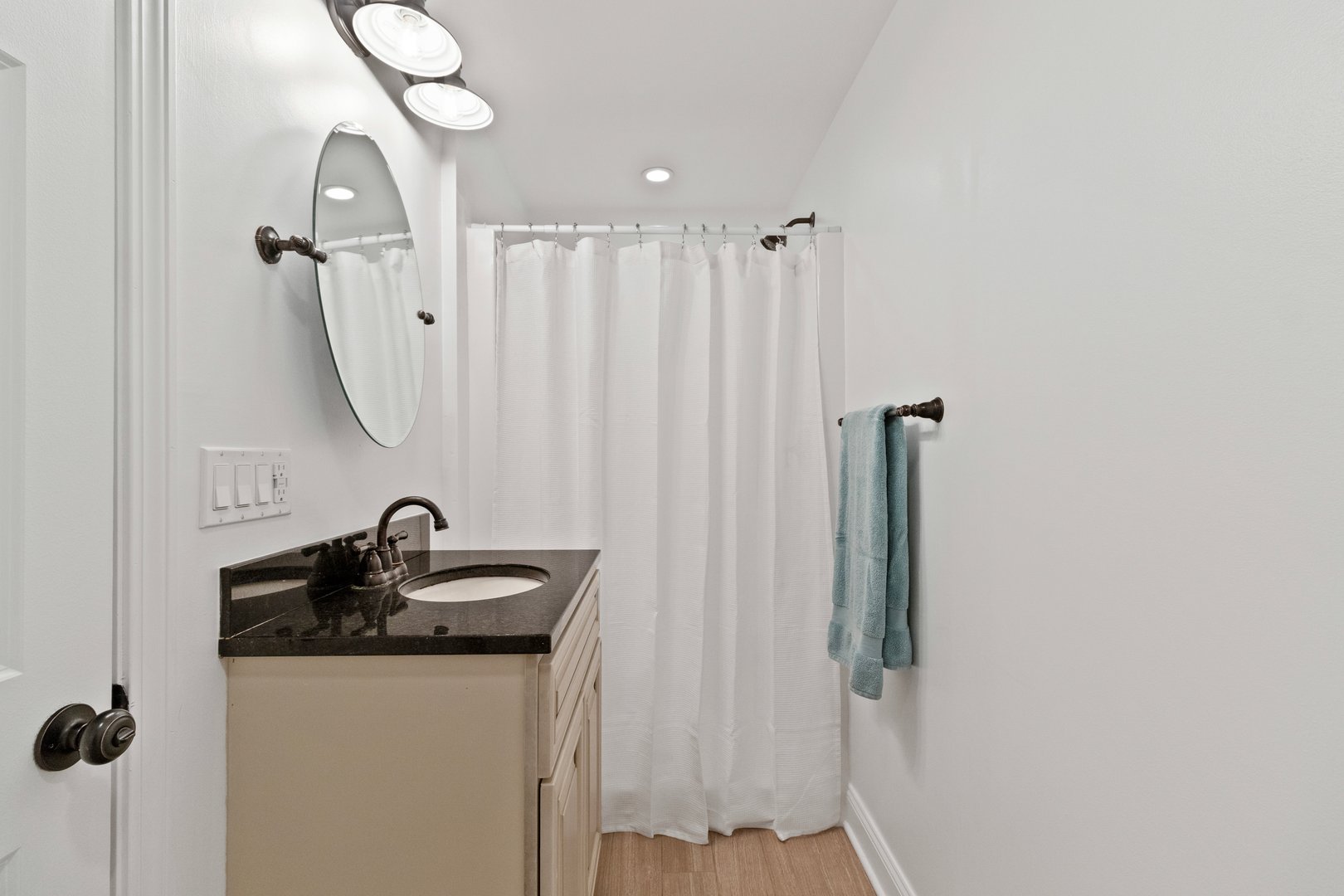 8 Belaire Manor Photo 31