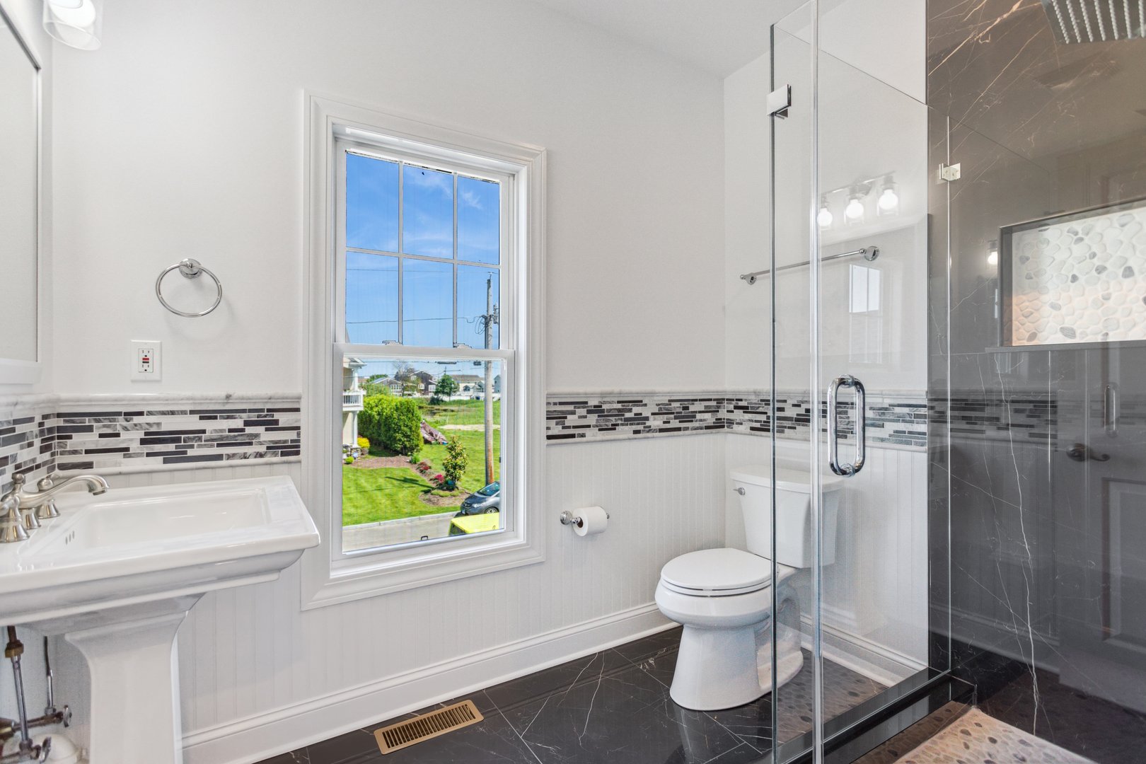 35 5th Avenue Photo 19