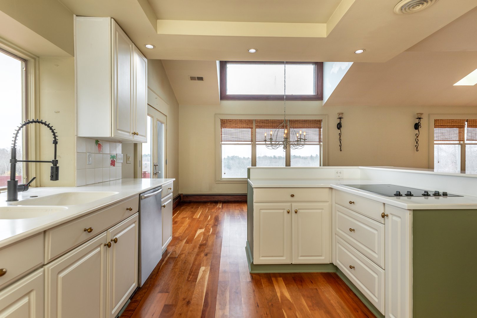 411 Beach Street Photo 9