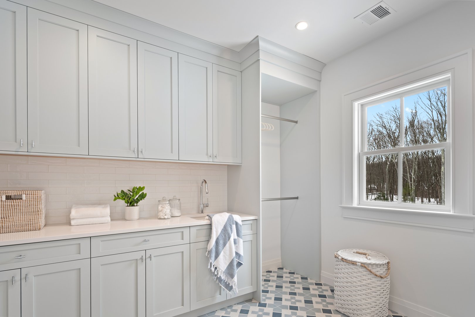 928 West Road Photo 34