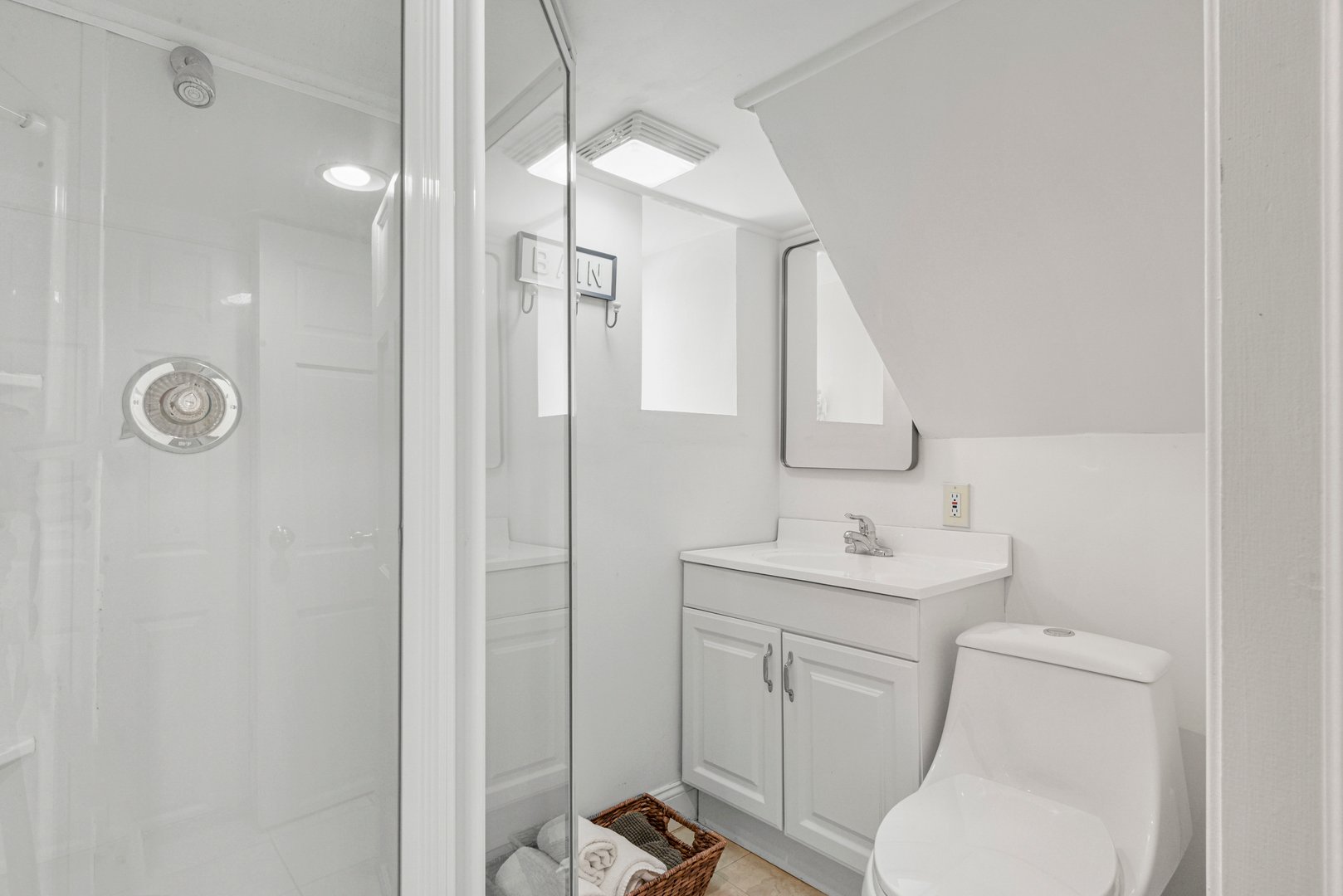 677 James Street Photo 27