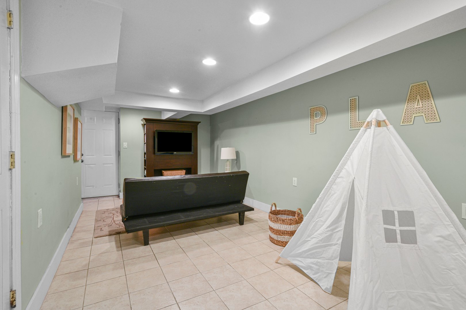 677 James Street Photo 30