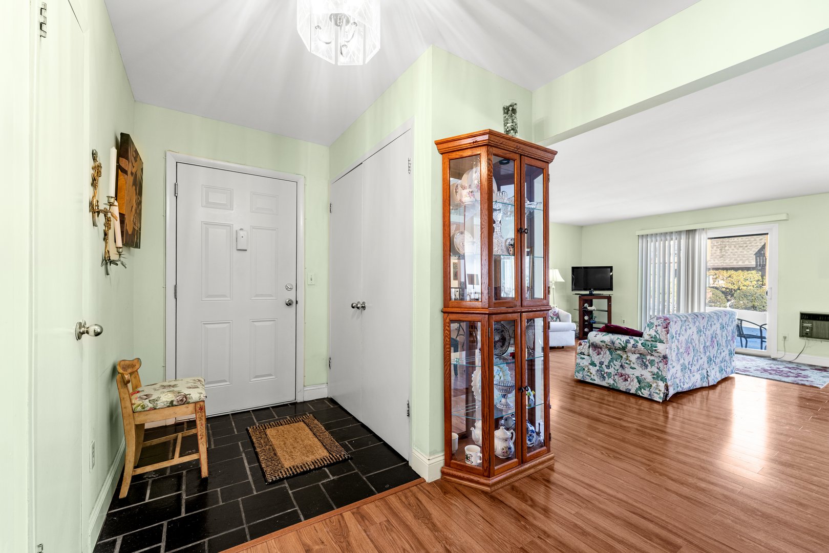 180 Colonial Road  #APT A2 Photo 4