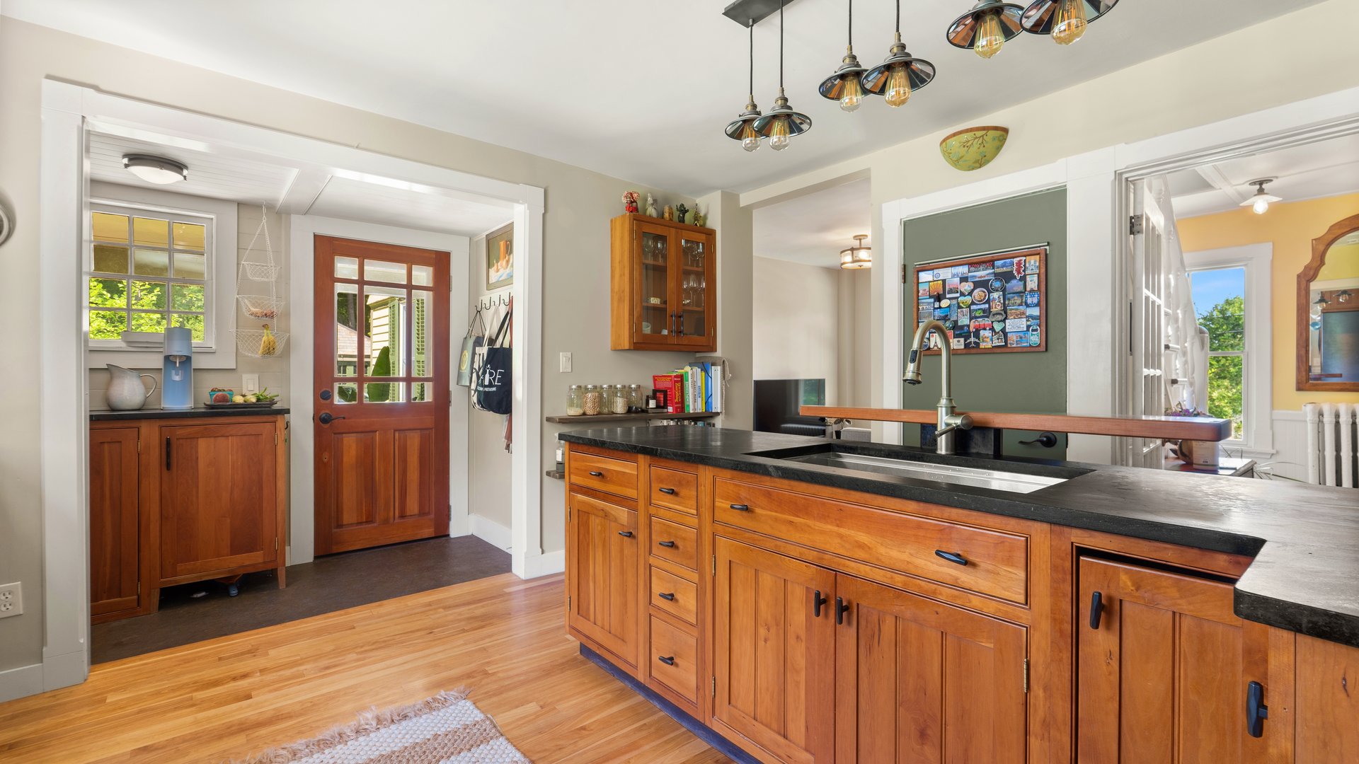 220 Kemble St Photo 12