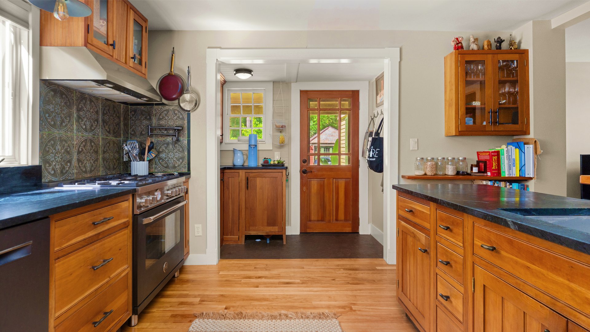 220 Kemble St Photo 13