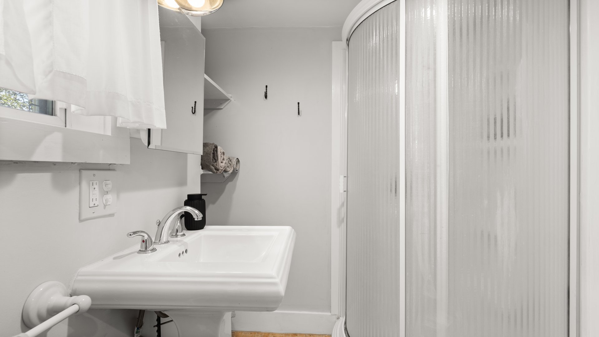 220 Kemble St Photo 19