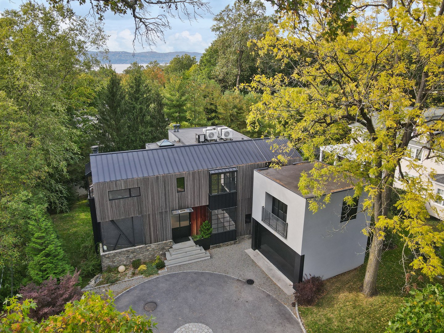 95 N Broadway Photo 2