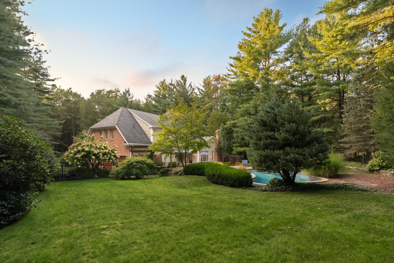 10 Hinchley Wood Photo 38