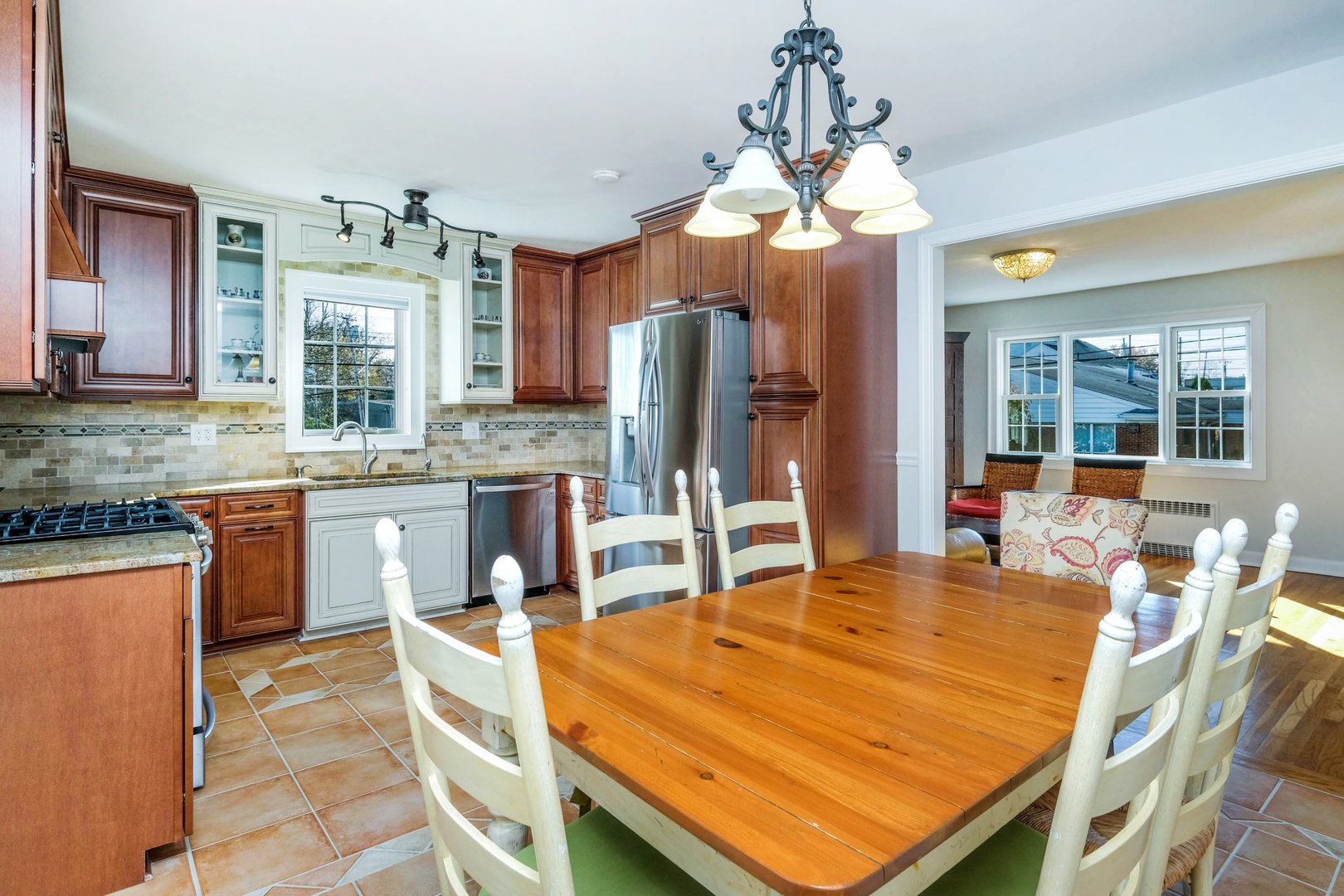 111 Frank Avenue Photo 4