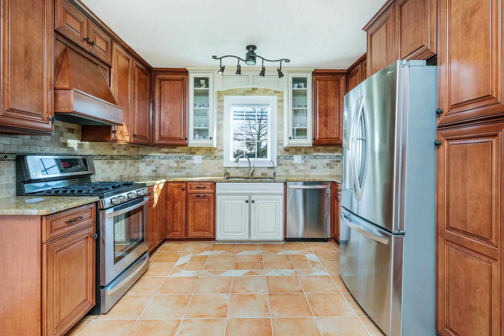 111 Frank Avenue Photo 6