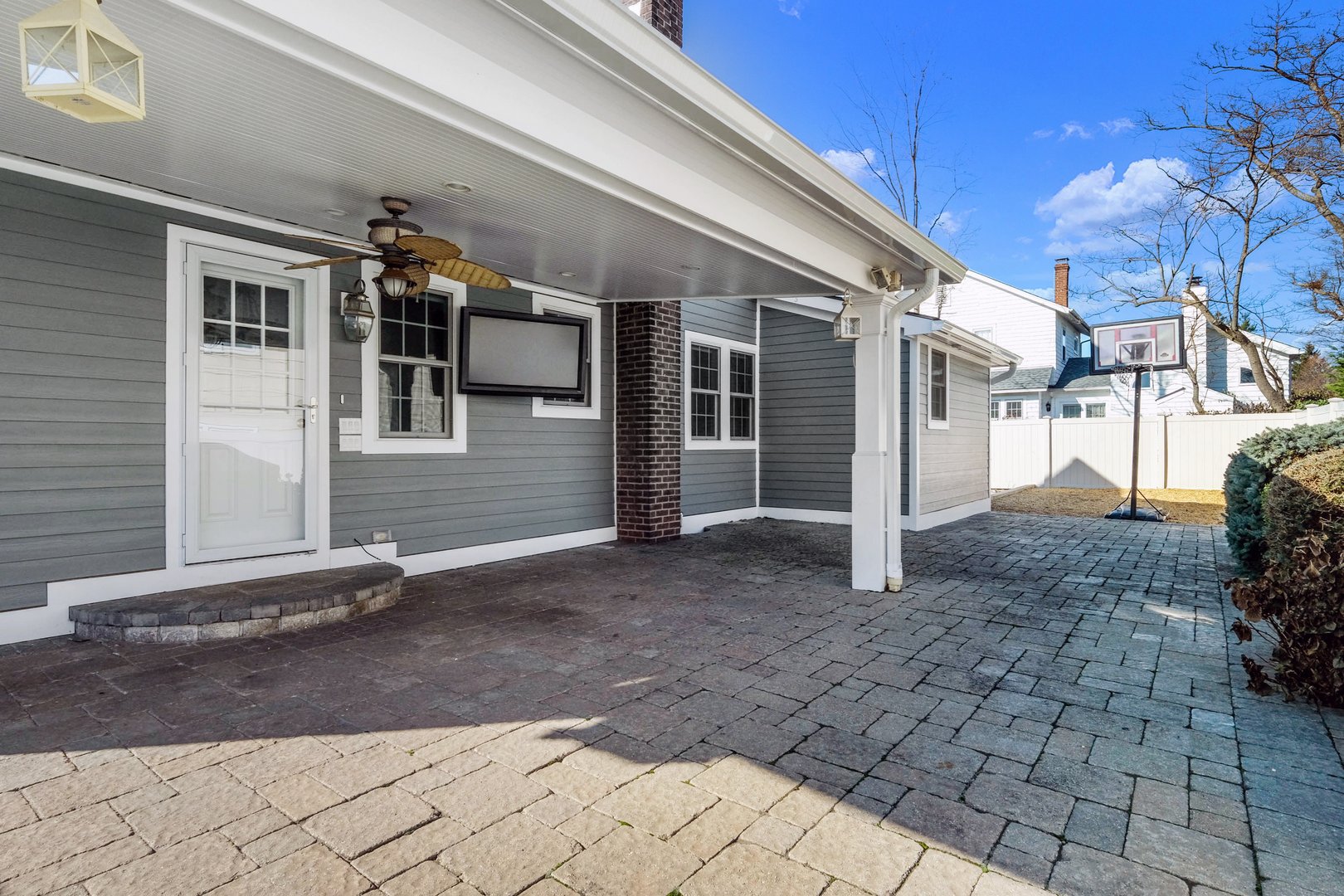 111 Frank Avenue Photo 16