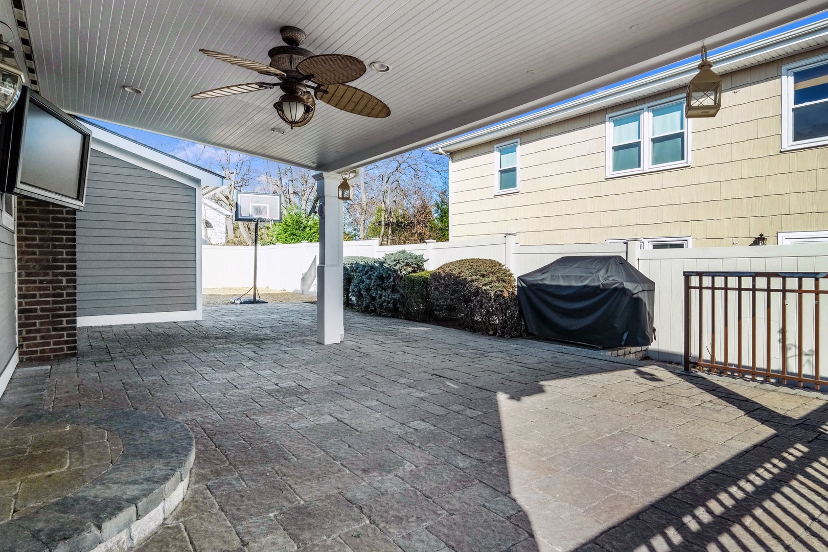 111 Frank Avenue Photo 17