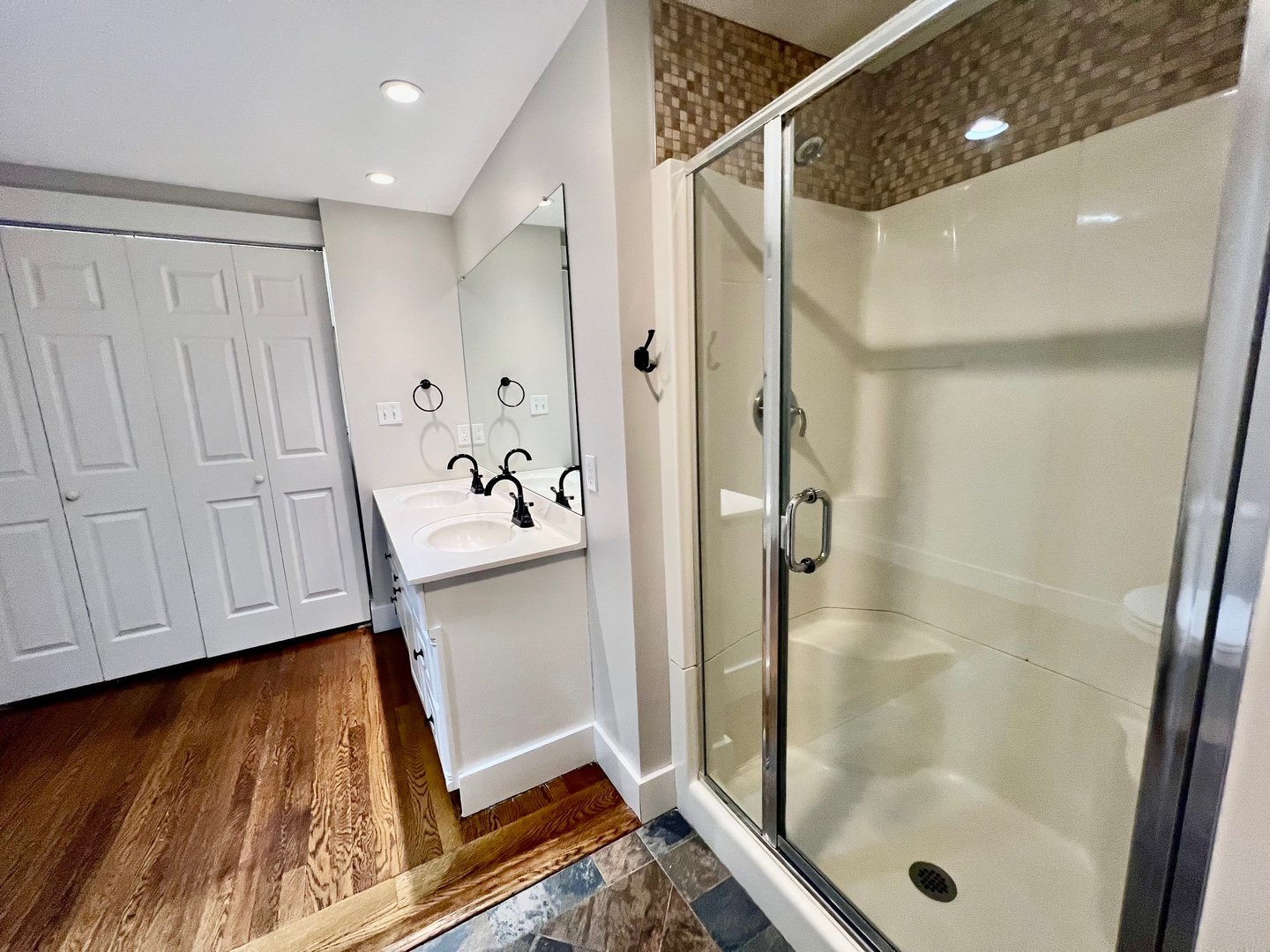 435 Foxon Road Photo 8