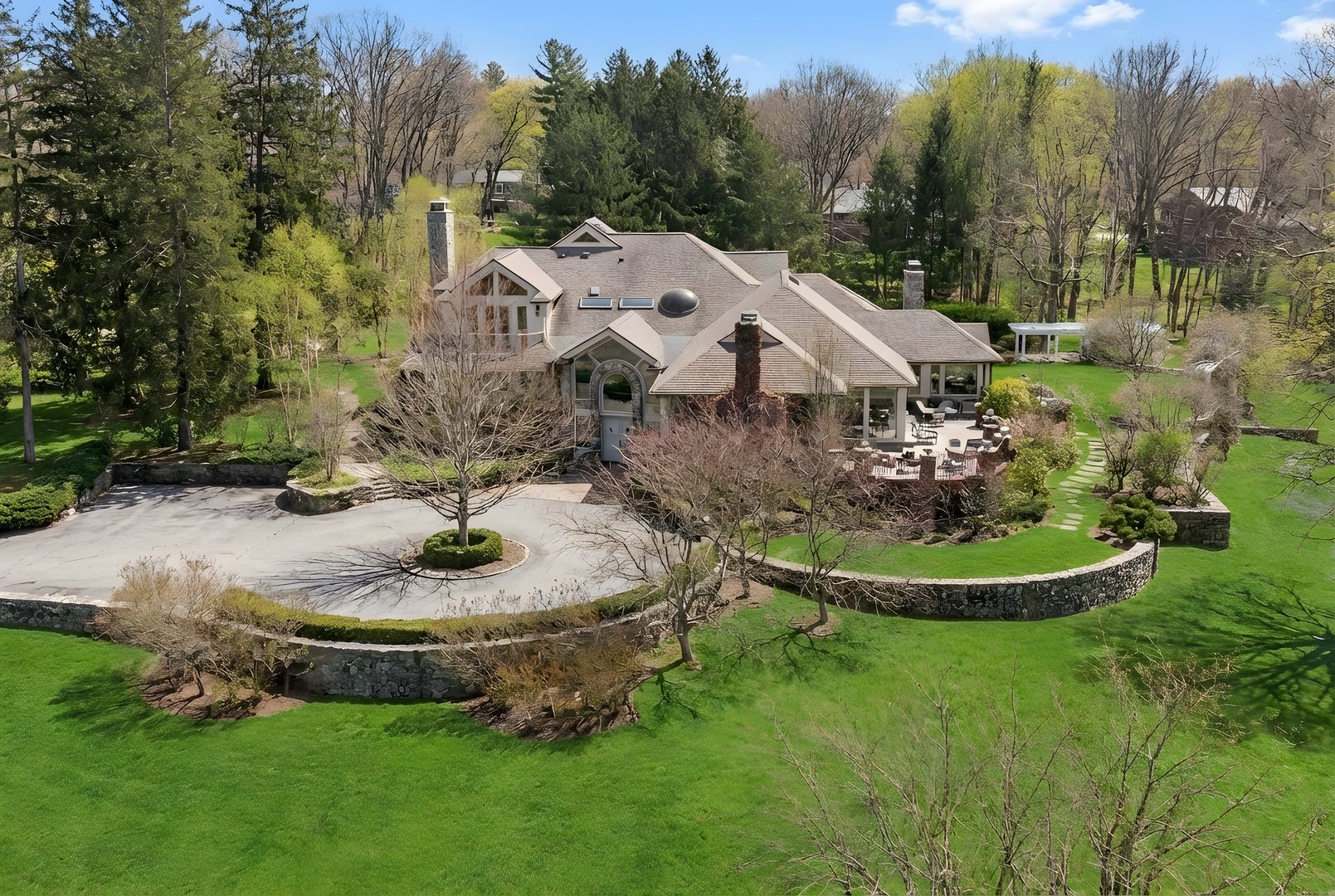 150 Old Farm Road N Photo 4