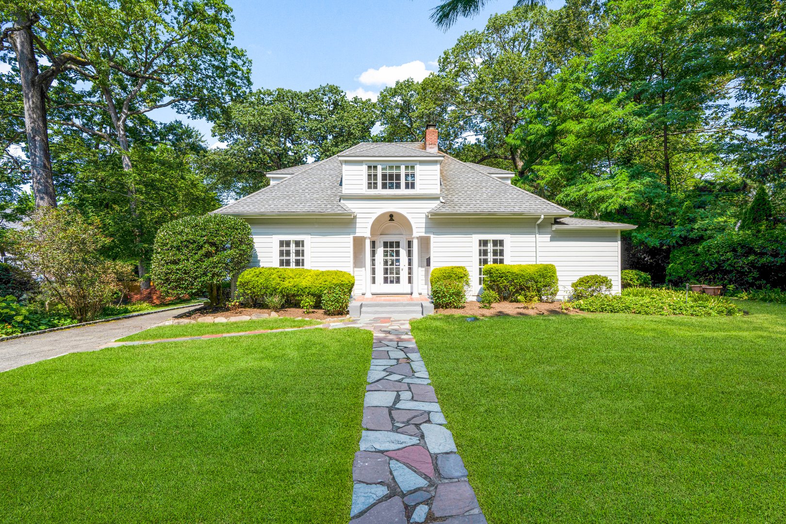 584 Forest Avenue Photo 1