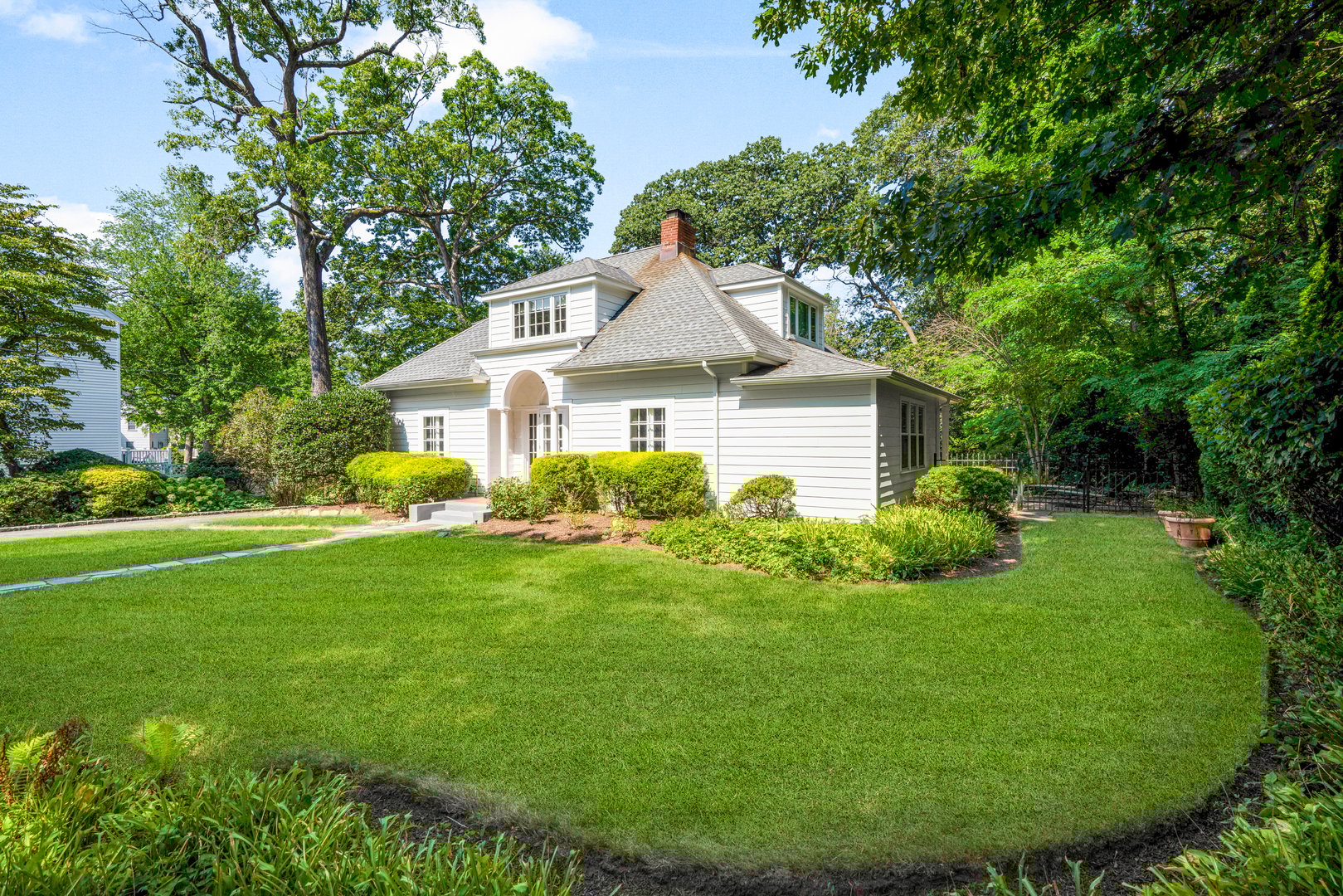 584 Forest Avenue Photo 2