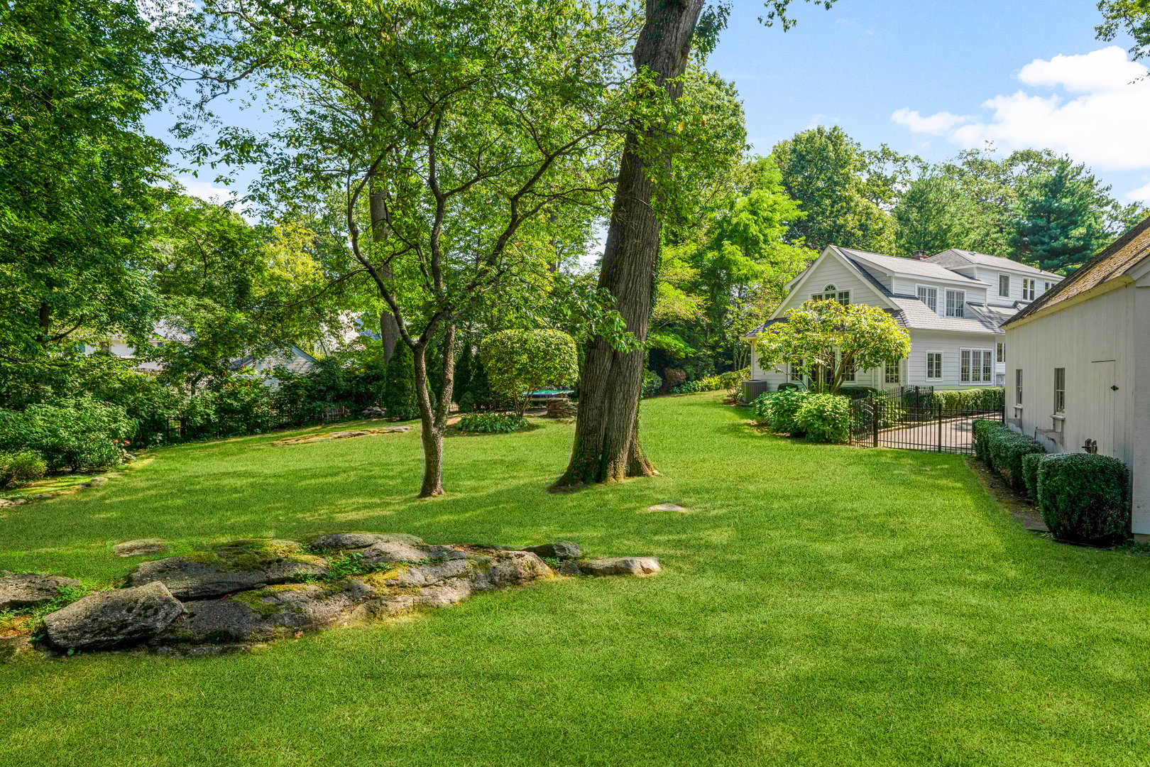 584 Forest Avenue Photo 32