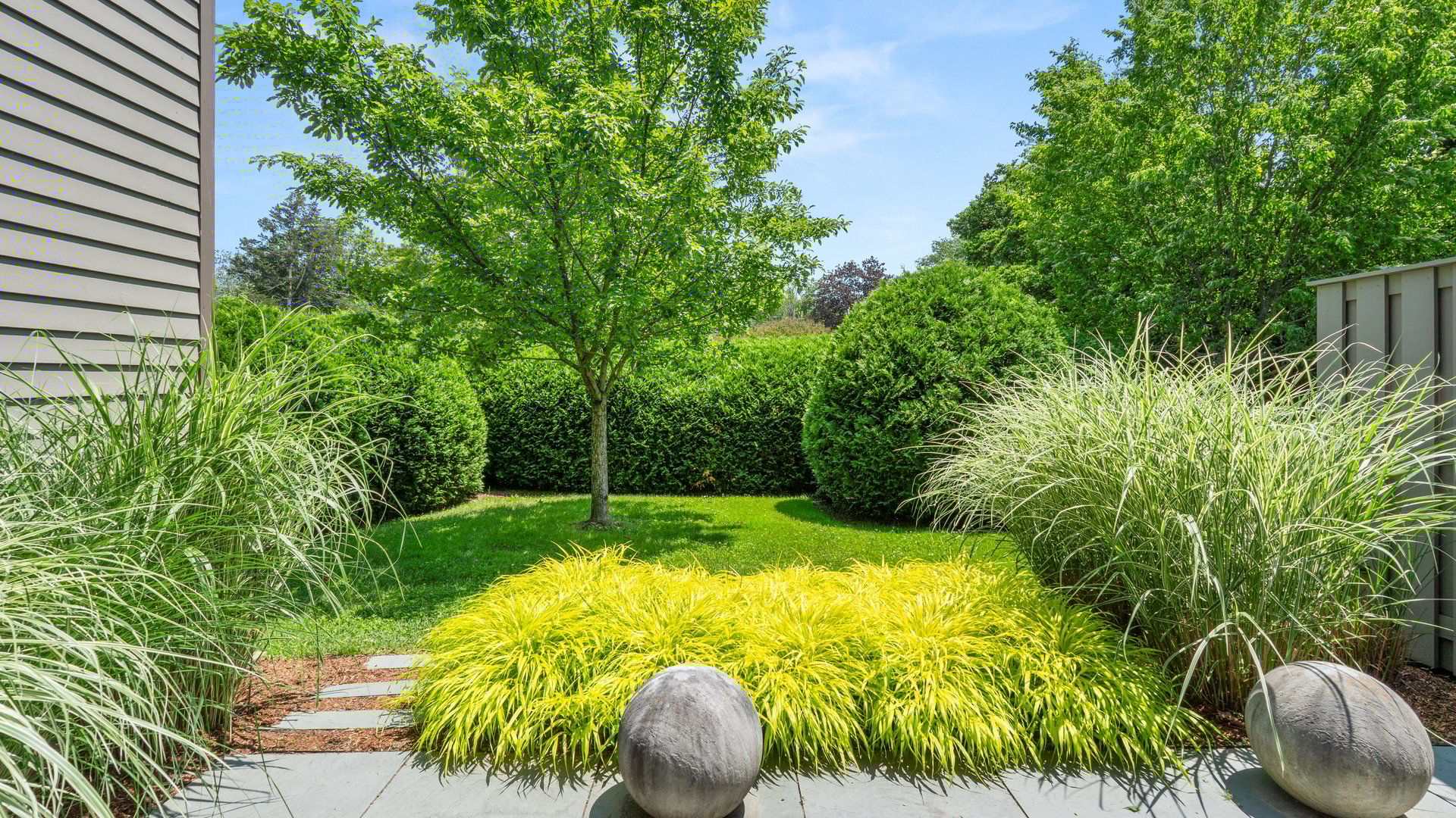 424 N Hemlock Ln Photo 2