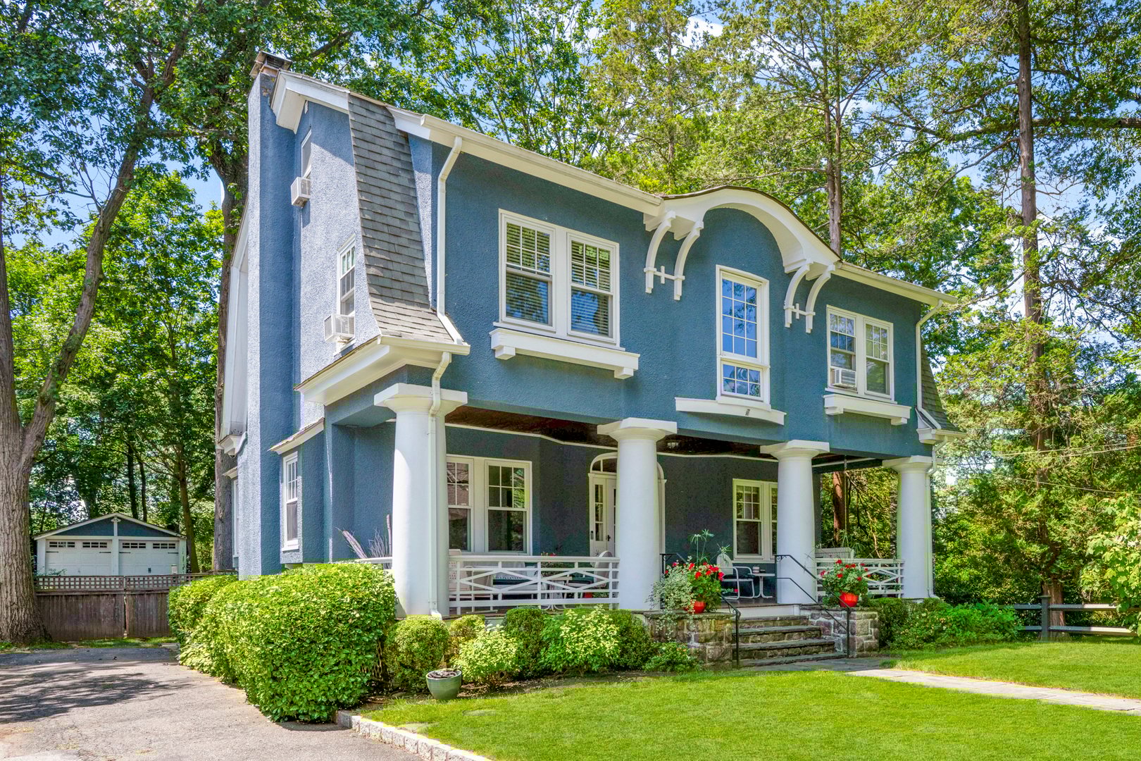 75 Young Avenue Photo 2