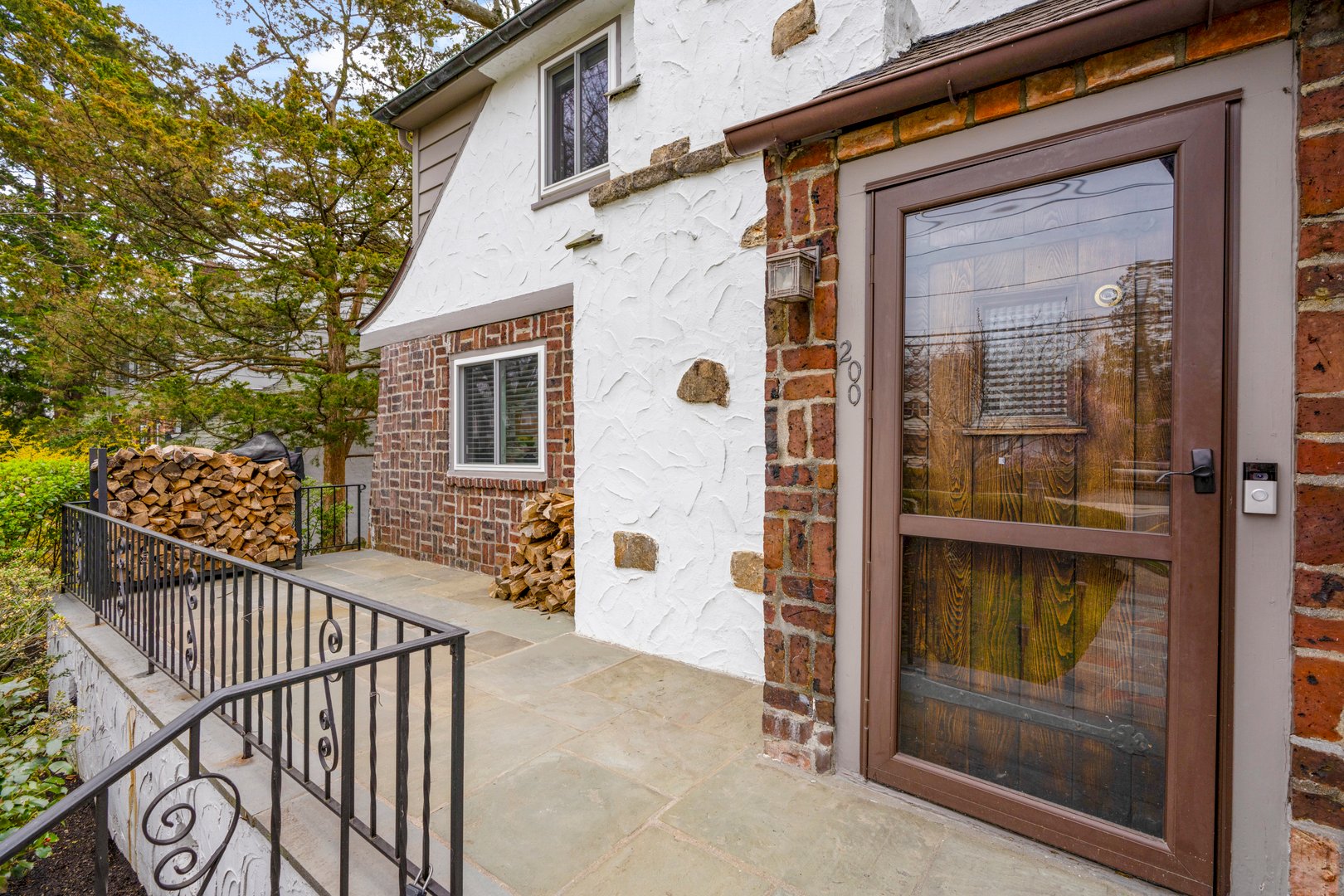 200 Larchmont Avenue Photo 4