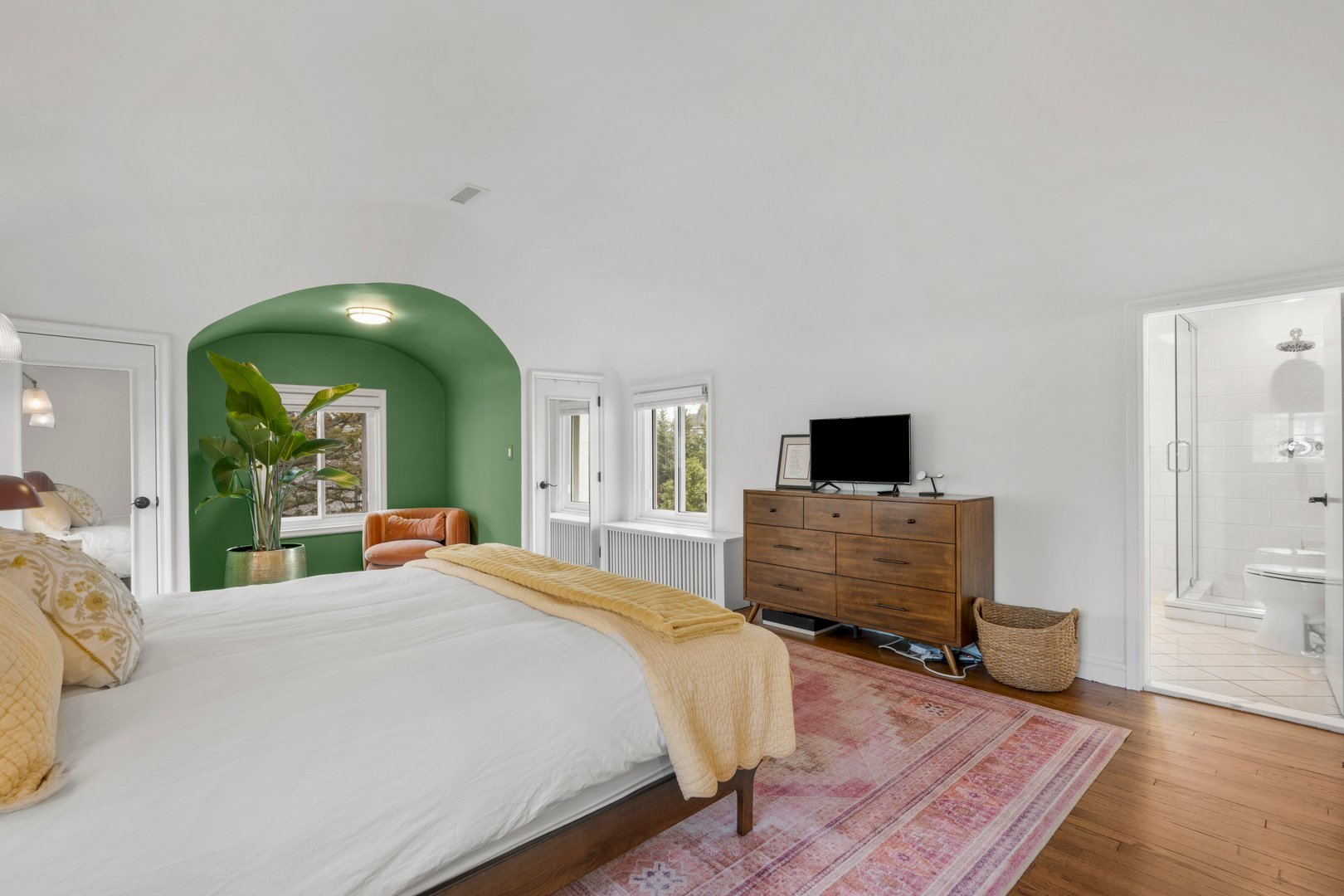 200 Larchmont Avenue Photo 25